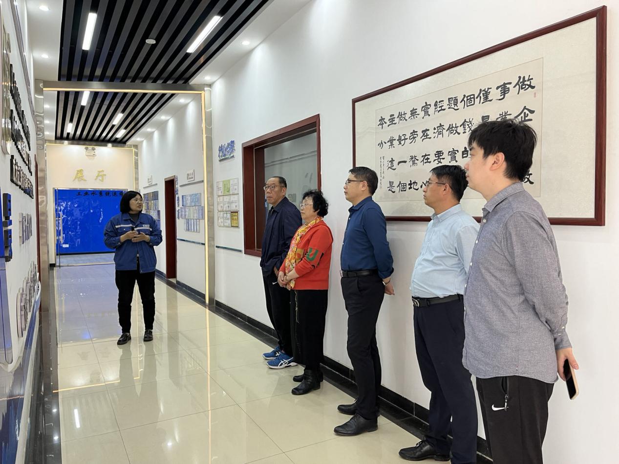 青島科技大學濟寧融合創新發展中心主任孫立軍一行蒞臨欣格瑞公司考察交流